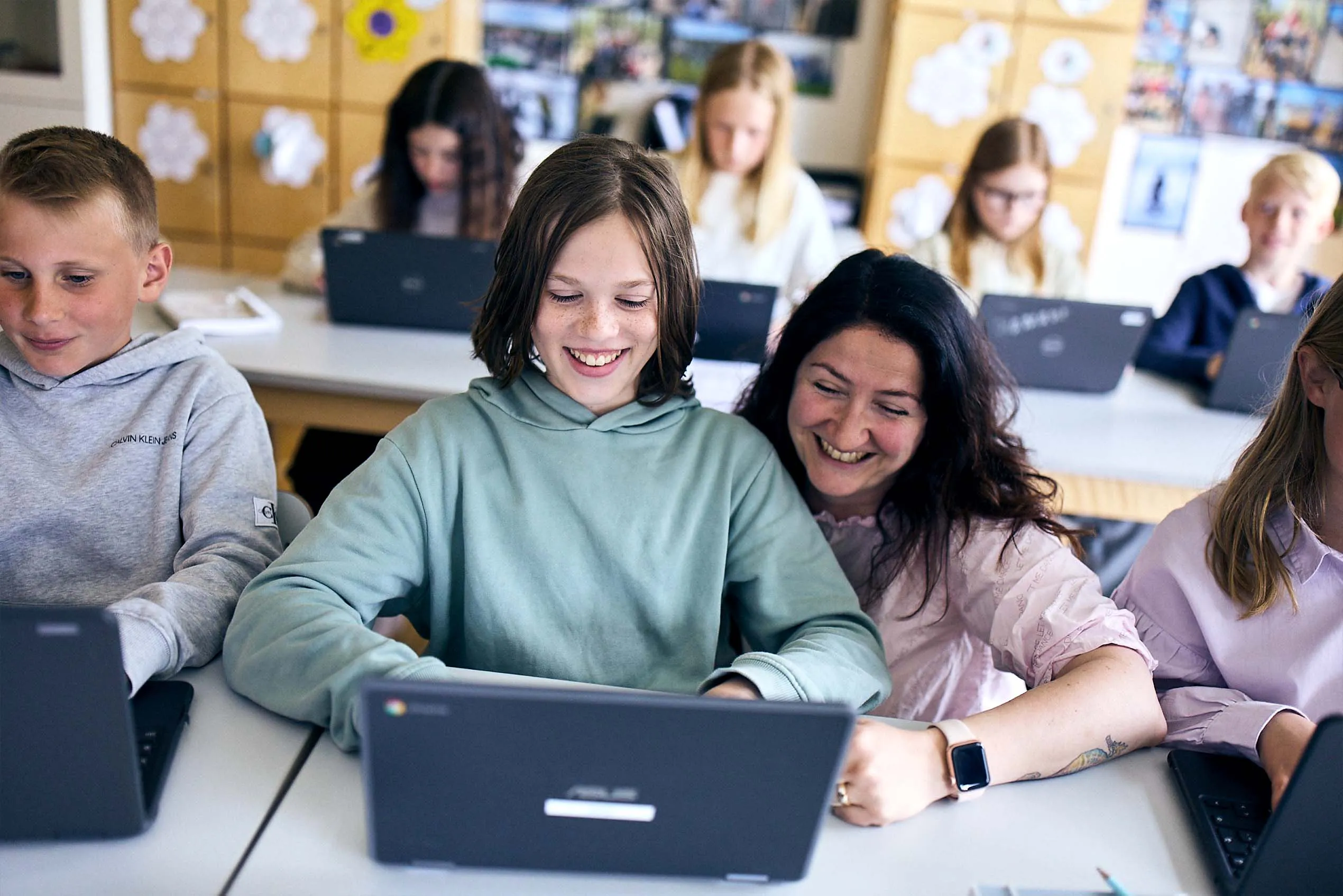 Två elever sitter framför en dator i ett klassrum